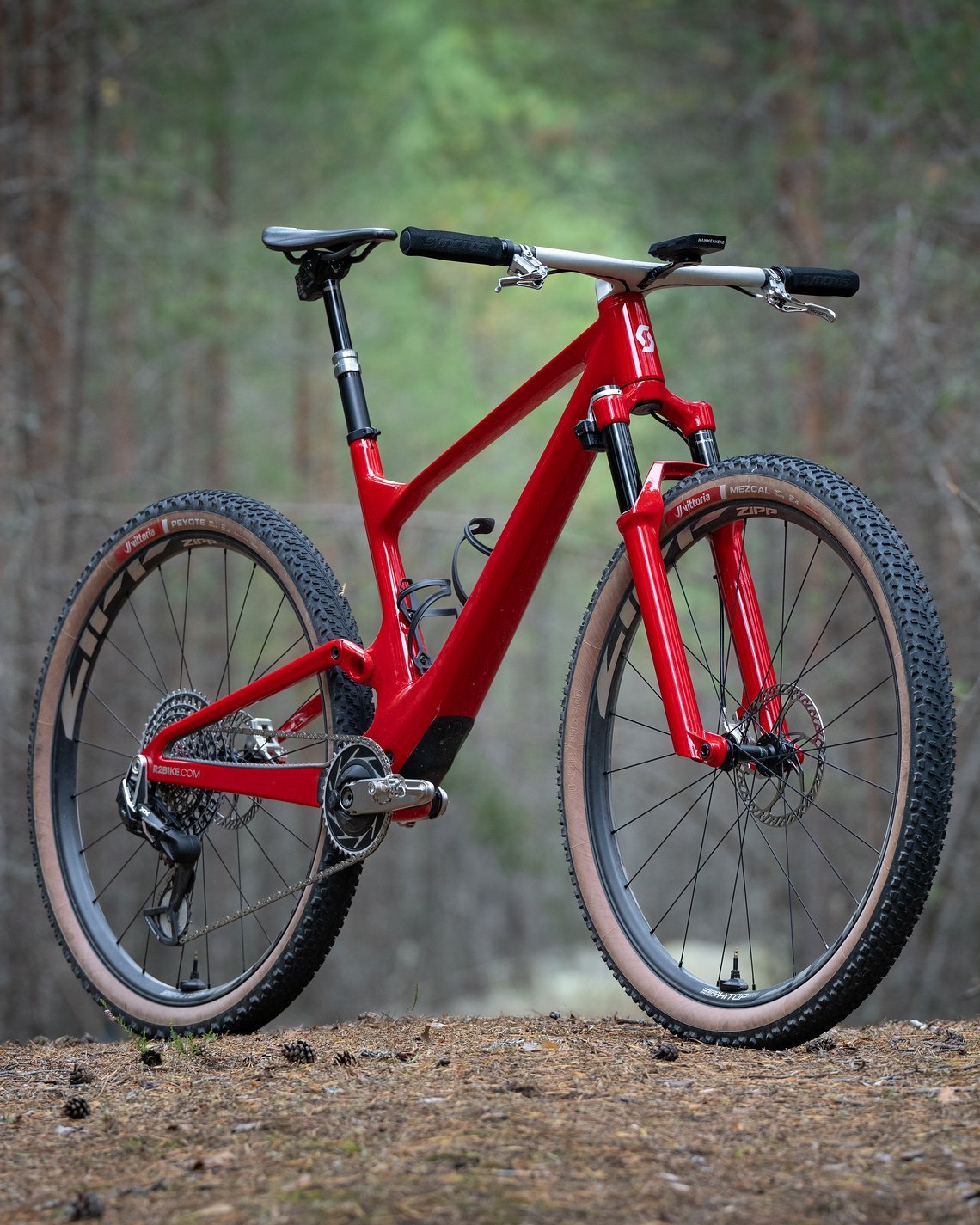 Befestigt wird er auf einer RockShox Reverb AXS.