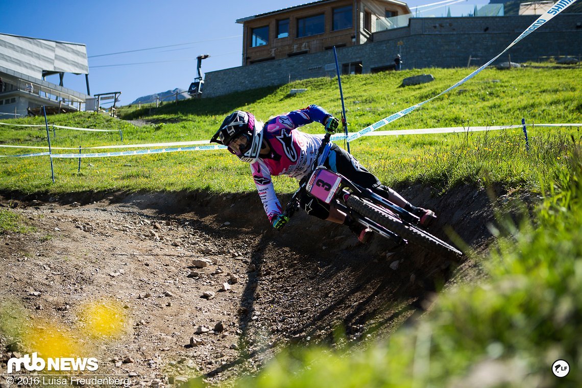 Früh morgens macht Tracey Hannah ihre erste Trainingsabfahrt bei strahlend blauem Himmel.