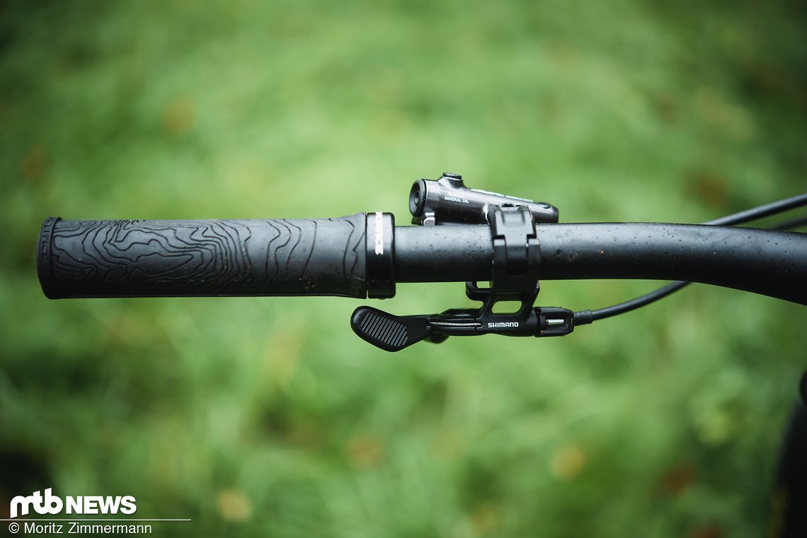 Der zur Shimano XT-Gruppe gehöhrende Variostützen-Hebel fügt sich ausgesprochen stimmig ins Cockpit ein.