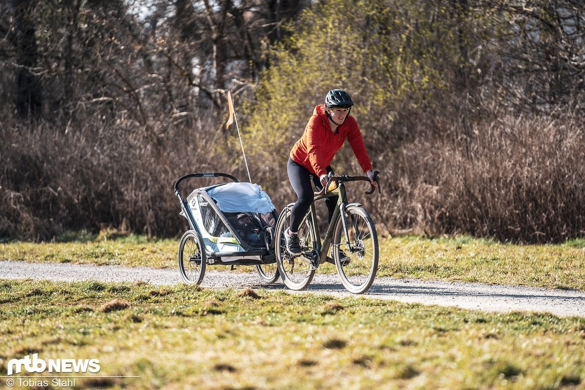 Auch abseits geteerter Wege macht der Hamax Breeze eine gute Figur