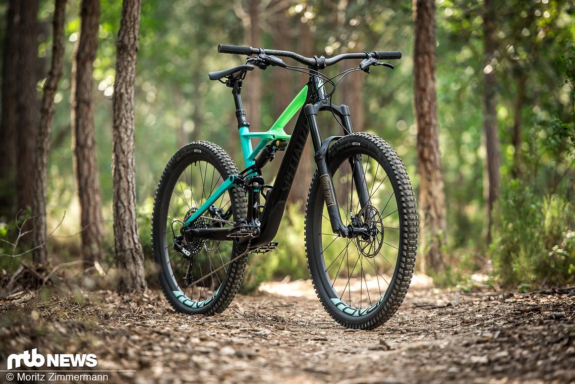 Das Specialized Enduro Pro 29 ist neben der getesteten 29"-Variante auch mit voluminösen Plusreifen erhältlich