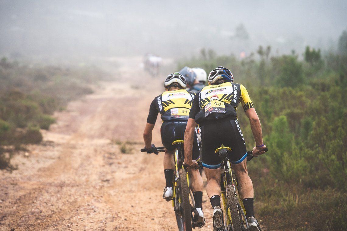 Forster/Schurter kämpfen sich nach zwischenzeitlich über 9 Minuten Rückstand bis ins Ziel wieder näher heran und liegen jetzt gut 2:40 min hinter Cannondale im Gesamtklassement. Aber eines ist sicher, das hat Kraft gekostet...