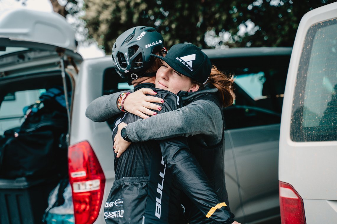 Annika umarmt Karl kurz vor dem Start zum Prolog