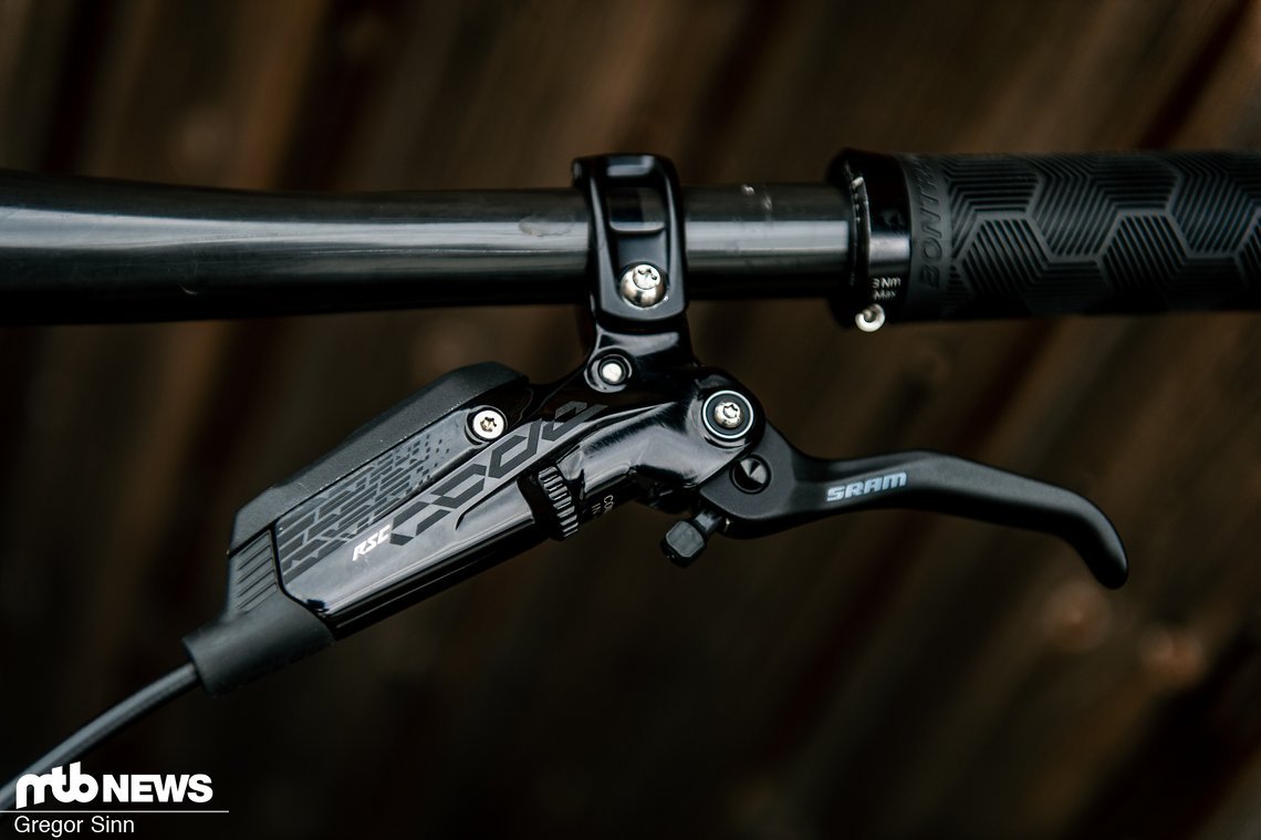 Ordentlich Bremspower gibts mit der bewährten SRAM Code RSC-Bremse …