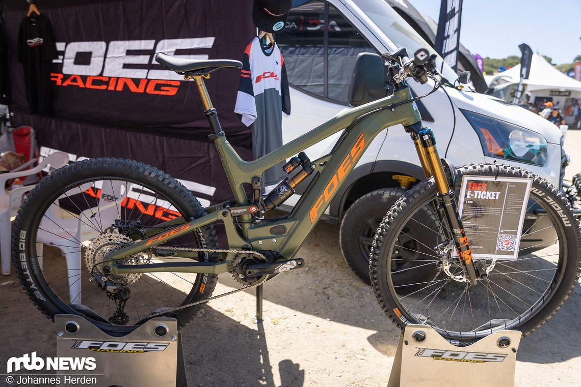 Für die Freunde motorisierter Bikes hatte Foes ebenfalls etwas – das Foes E-Ticket mit 160/150 mm Federweg und Mullet-Aufbau.