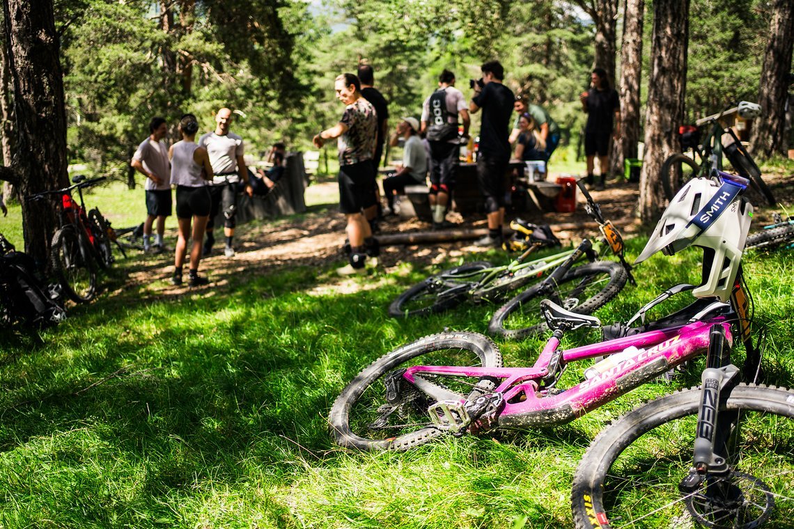 65 - Auch die Bikes scheinen die Pause zu genießen  - Foto (c) Max Schumann jpg
