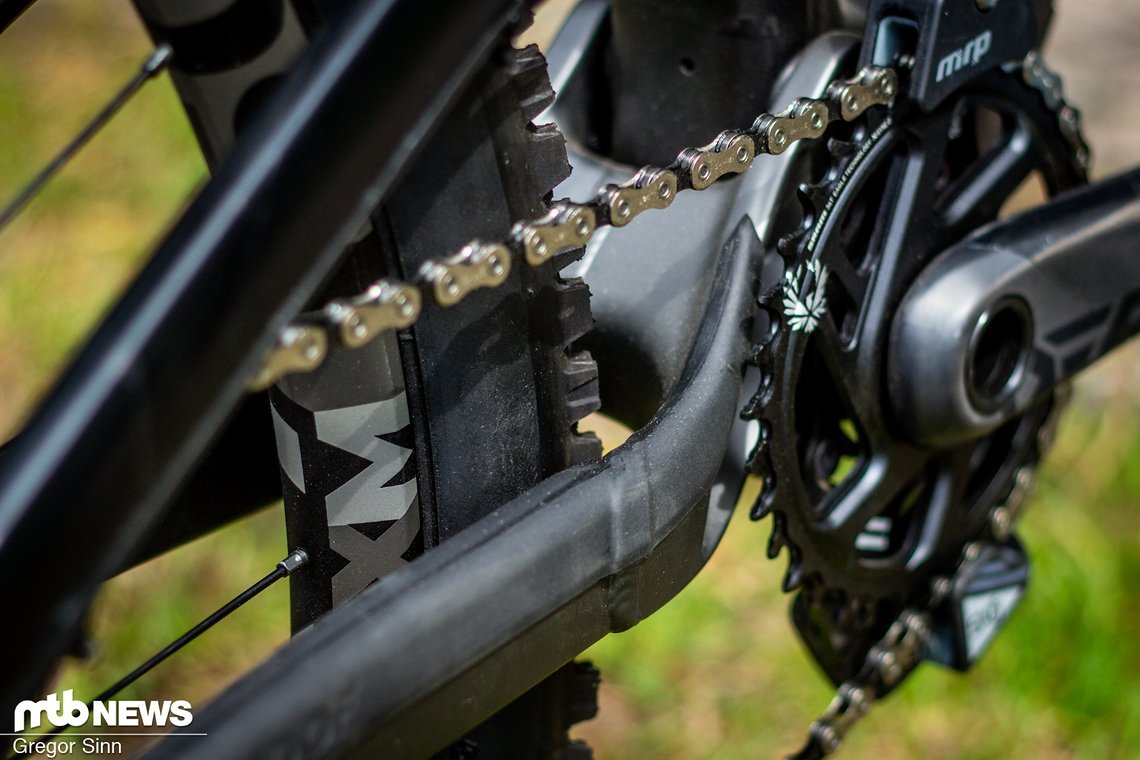 LeIder schaffen es die meisten Hersteller immer noch nicht, ihre Bikes mit ordentlichen Schonern an der Ketten- und Sitzstrebe auszuliefern – dabei wäre es doch so einfach!
