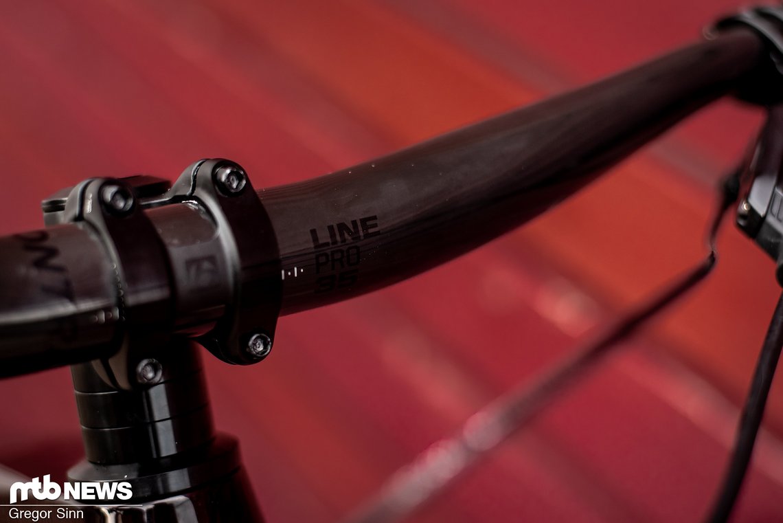 Der Bontrager-Carbon-Lenker ist unglaubliche 820 mm breit.