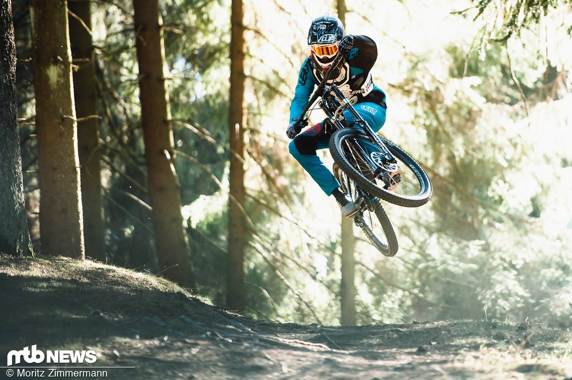 Einfach mal abziehen und voll ins Flat springen ist mit dem Trek Session 2022 kein Problem