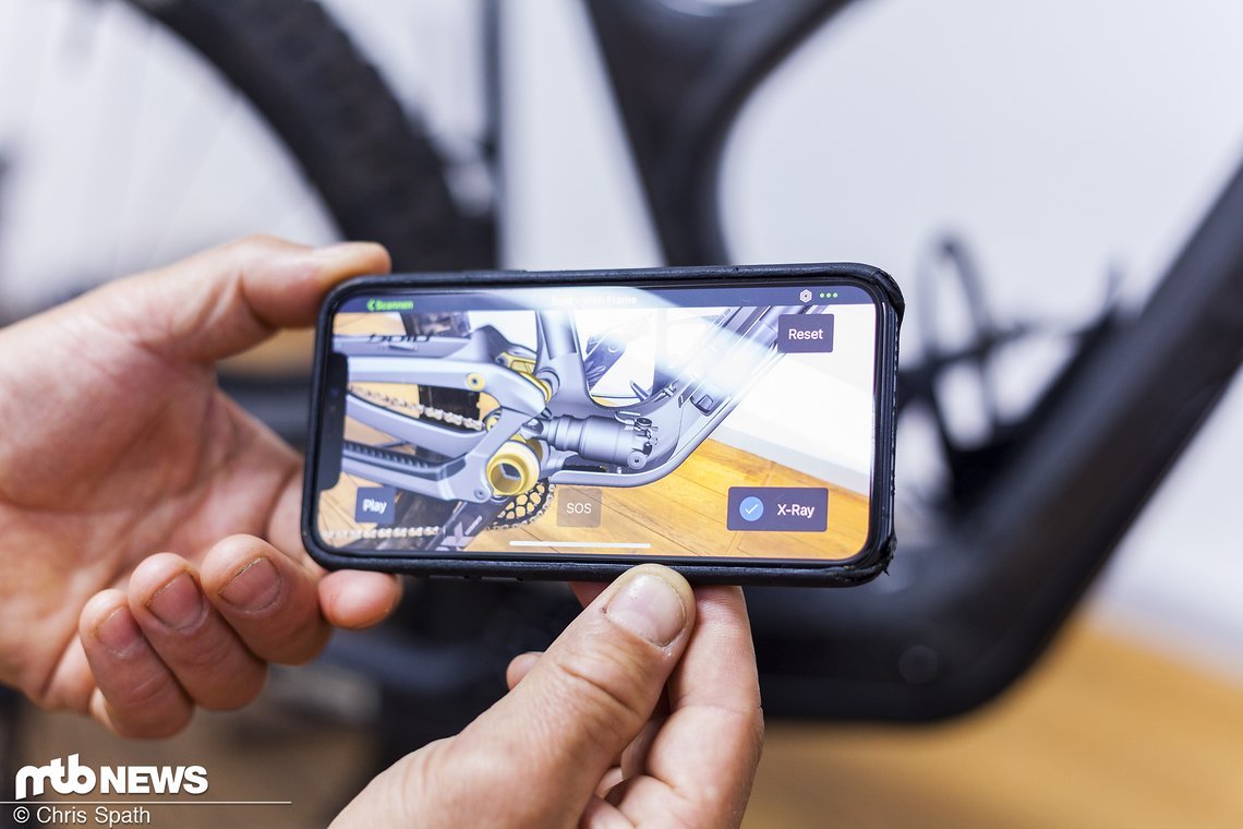 Die Früchte der Zusammenarbeit mit Scott: eine AR-App, mit der sich live am Bike das Innenleben zeigen lässt