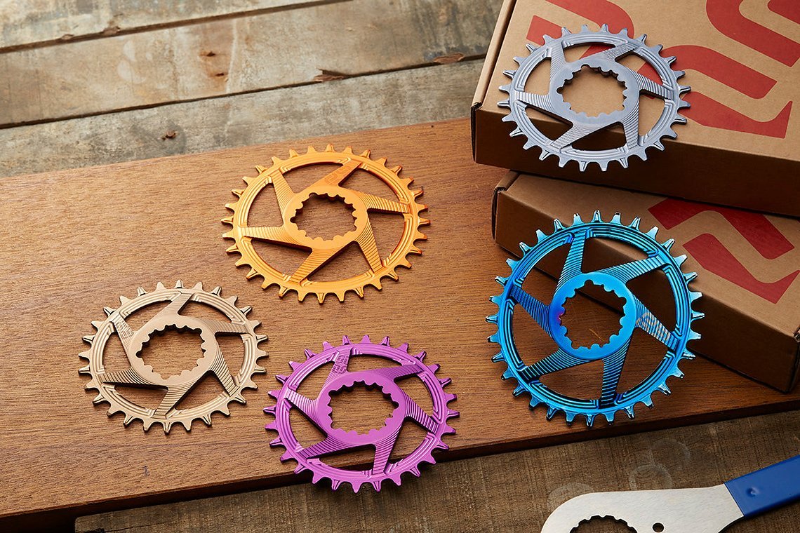 Die neuen e*thirteen Helix R Kettenblätter sind in fünf Farbvarianten erhältlich.