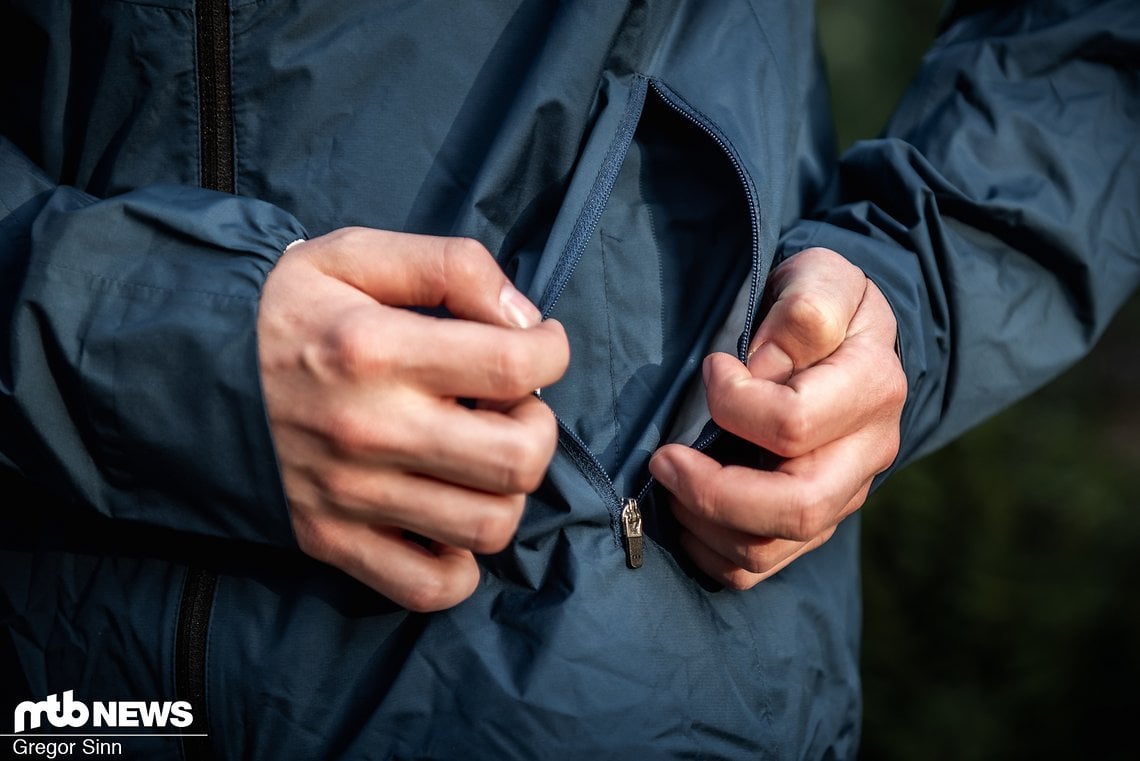 Die dünne und leichte Jacke verfügt über zwei Taschen an der Front.