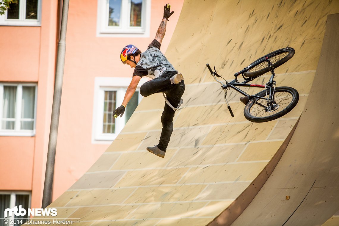 ...und stürzte an der Quarterpipe