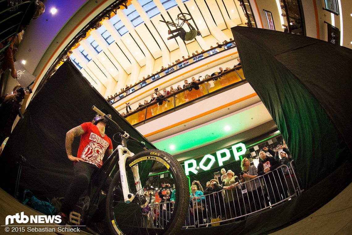 Damjan Siriski checkt Szymon Godzieks Flip-Whip im Freestyle Finale