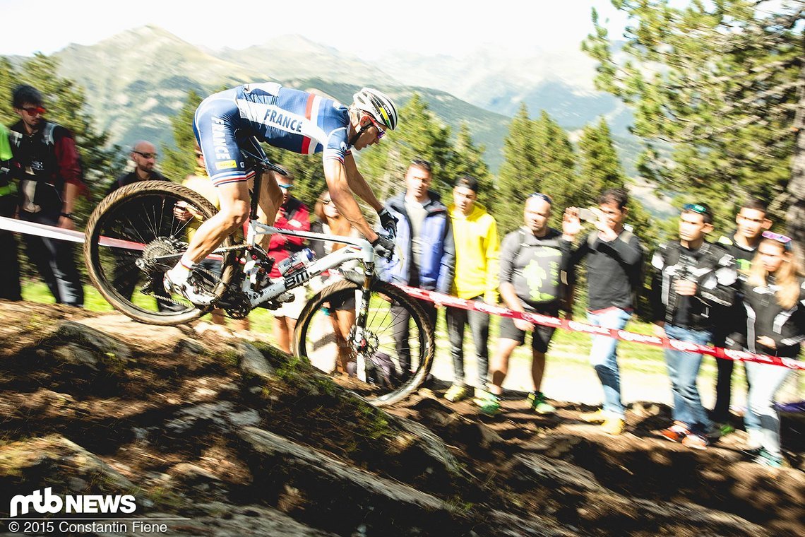 Julien Absalon kam auf seinem BMC Fully zwar schnell den Berg hinab, nichtsdestotrotz musste er Nino jedes Mal ziehen lassen.e