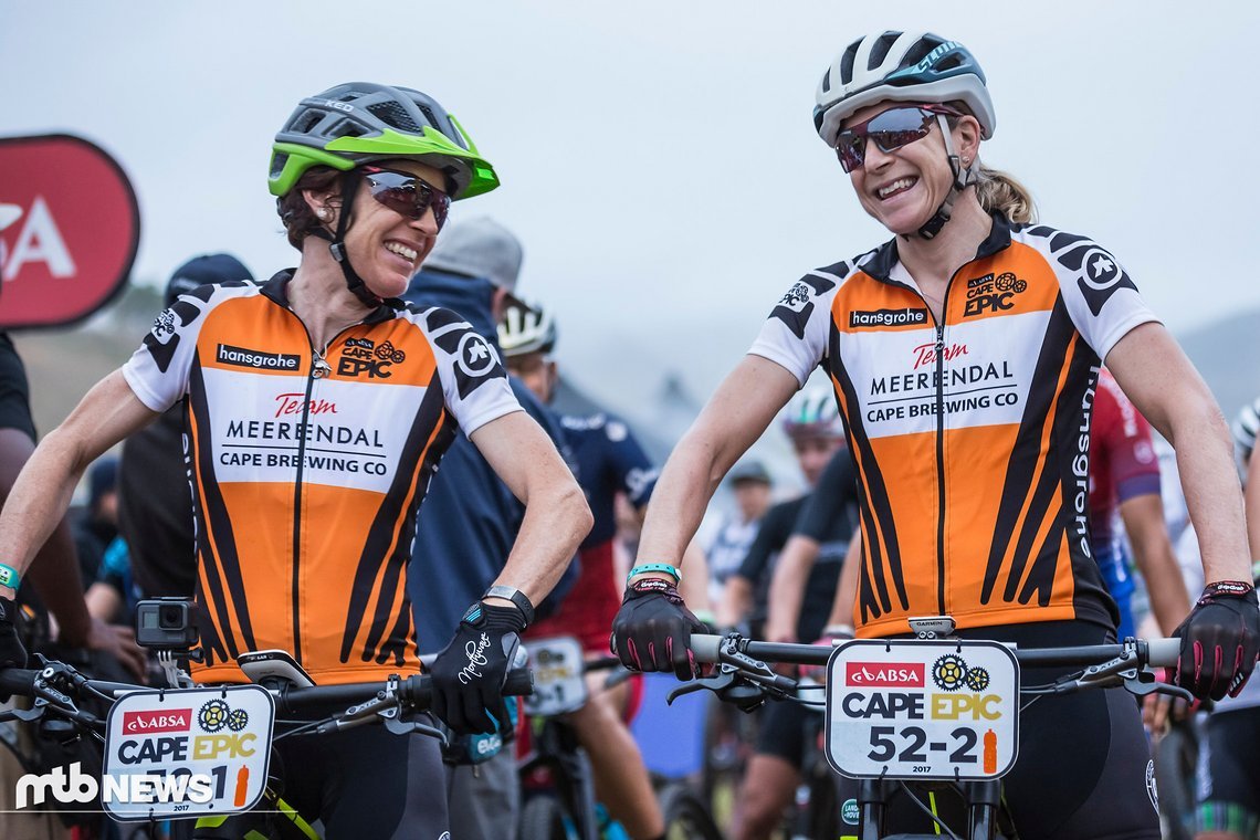 Die Damen in Orange: Esther Süss and Jenny Stenerhag vor dem Start der vierten Etappe