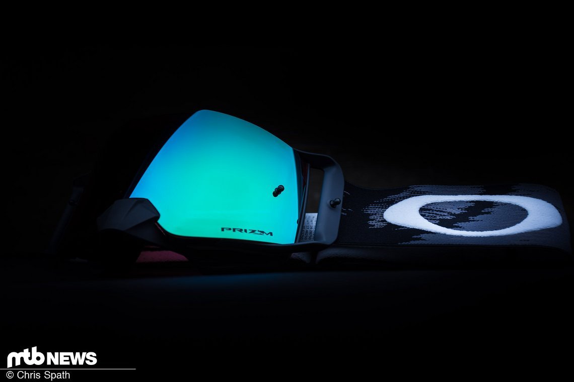 Große Gläser, großes Logo am Brillenband und das Prizm-Logo auf der Scheibe: unverkennbar eine Oakley-Brille