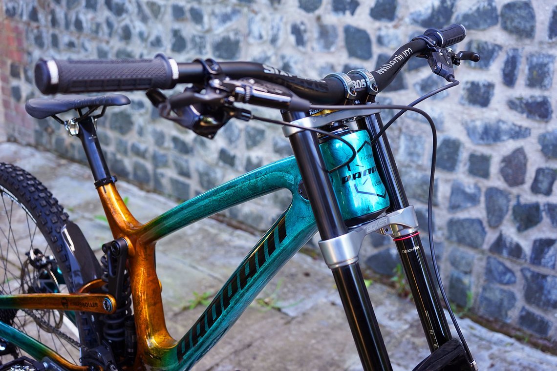 George hat einen Sixpack-Lenker mit ganzen 40 mm Rise montiert.