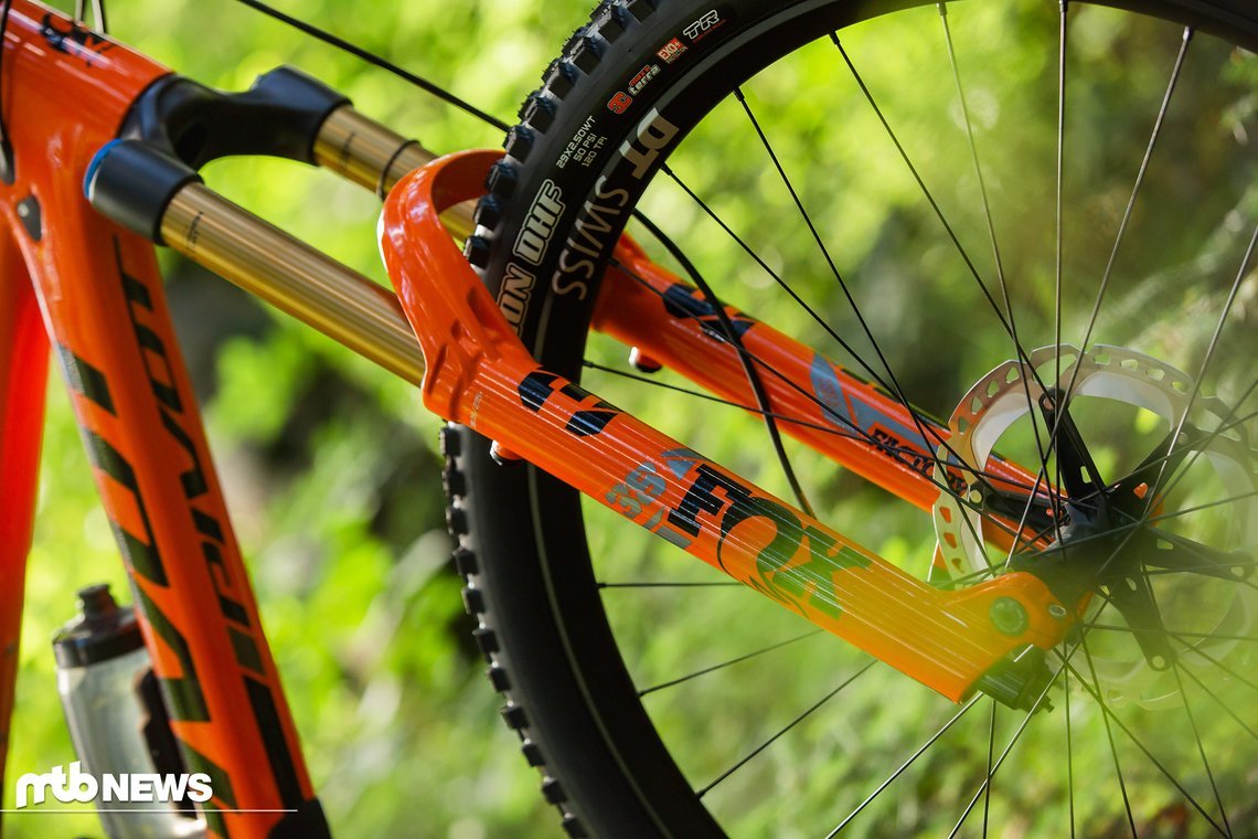 Die steife Fox 38 an der Front bietet 170 mm Federweg und harmoniert perfekt mit dem ...