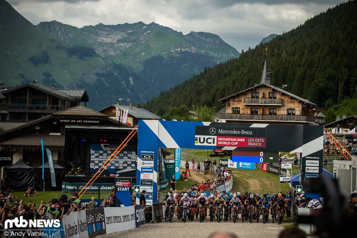 Los geht's vor atemberaubender Alpenkulisse