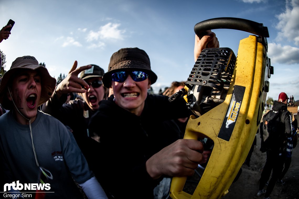 … und aufgeheizten Fans …