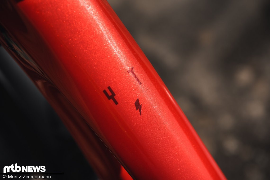 Lava Red nennt sich die Farbe unseres Testbikes