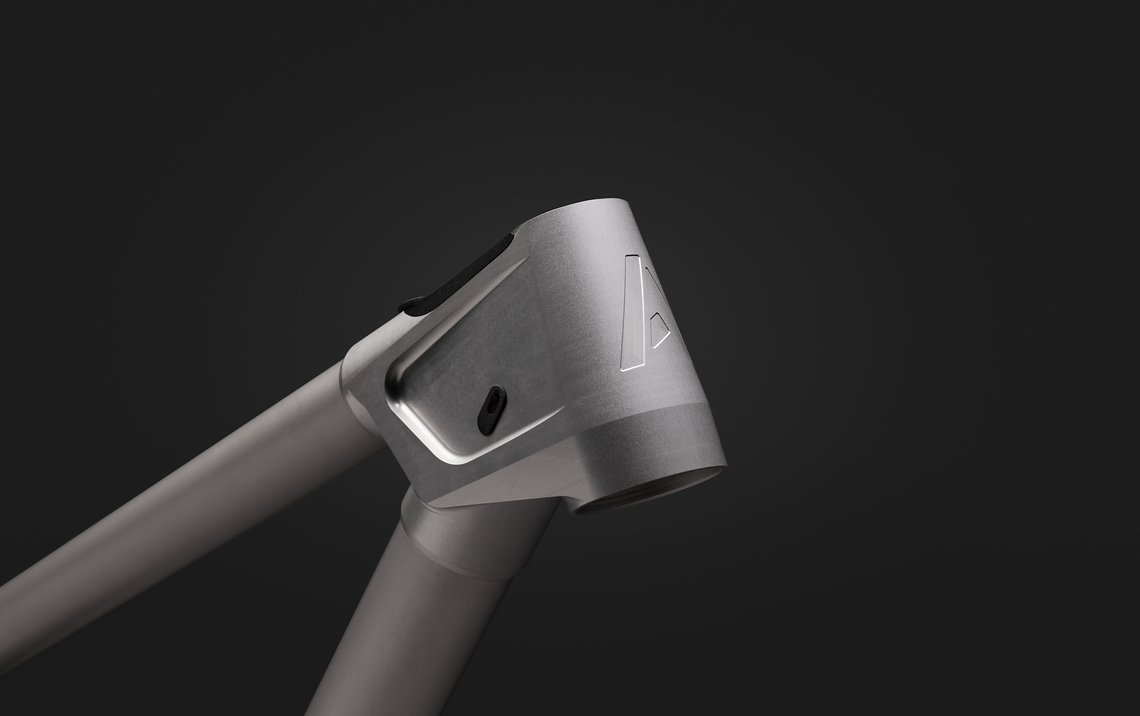 Gefräste Muffen werden mit 7075 Aluminium-Rohren verklebt.