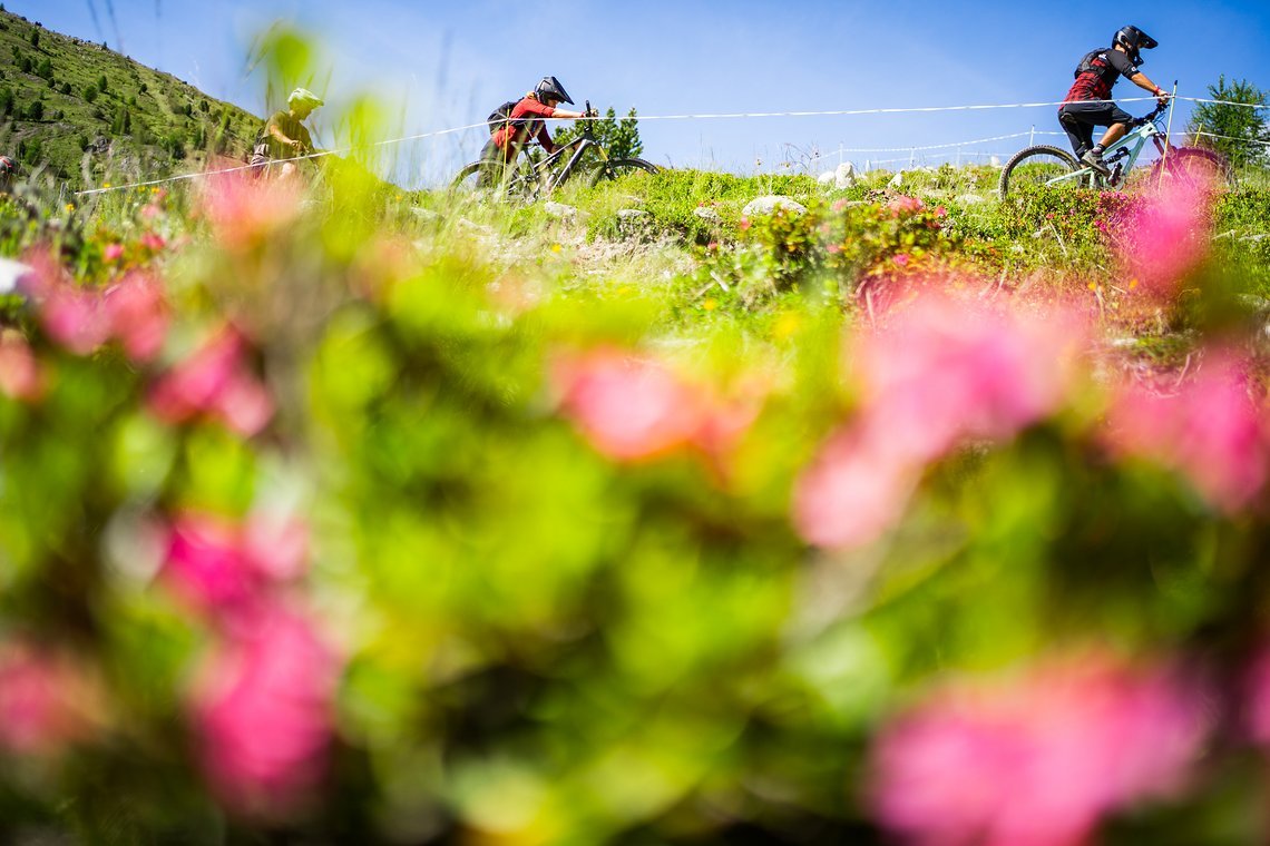 18 - Bei Steigungen über 15 % schieben wir auch gerne mal den flowigen Singletrail Anstieg hinauf  - Foto (c) Max Schumann jpg