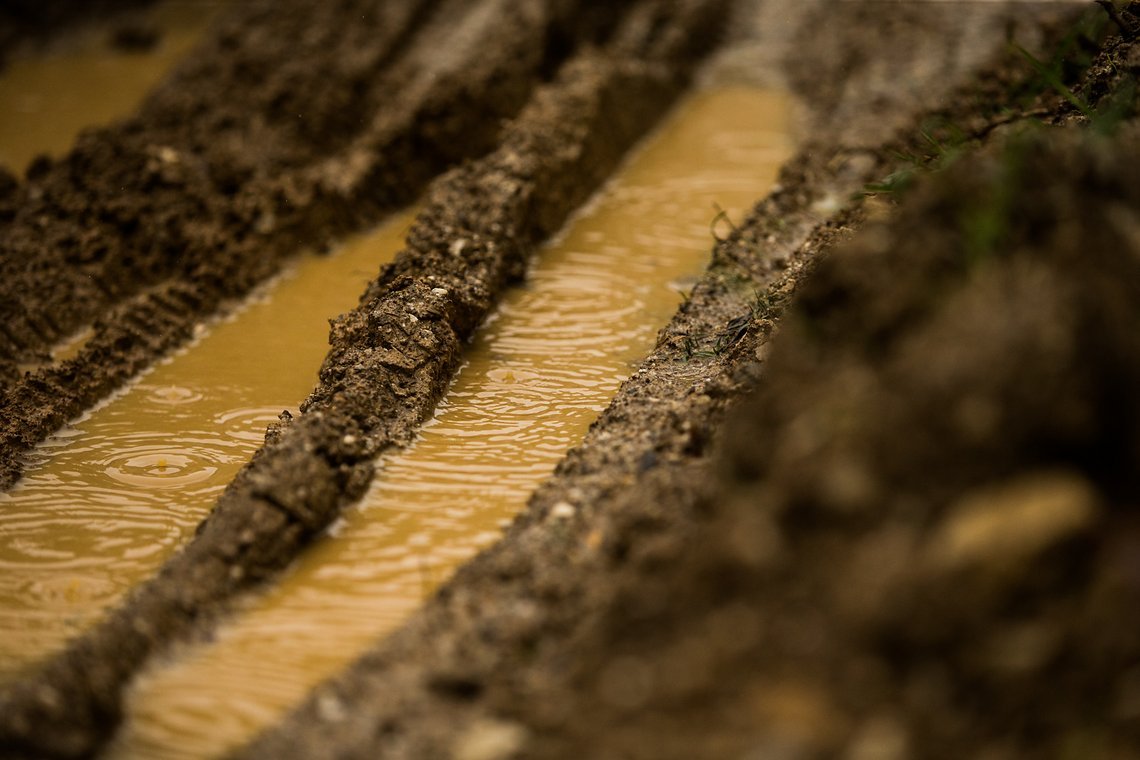 Tiefe Ruts bereit zu Trainingsbeginn.