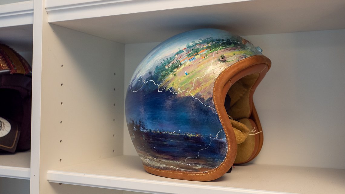 Die von Künstlern aufwändig bemalten Helme werden versteigert. Vom Erlös werden Helme in Indien verteilt.