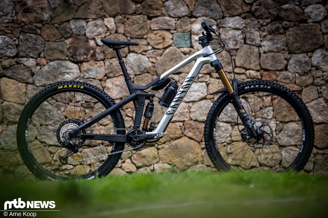Das neue Canyon Strive CFR 2023 setzt auf 29"-Laufräder und 160 mm Federweg am  Heck sowie 170 mm an der Front