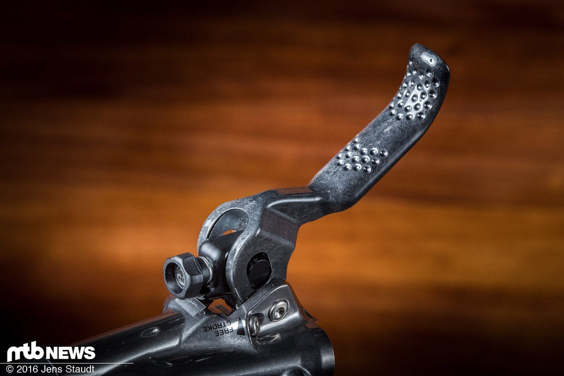 Ein Muster am Carbon-Bremshebel soll für guten Halt der Finger sorgen. Neben der werkzeugfreien Hebelweitenverstellung lässt sich die Bremskraft via Servo Wave Power Adjust verstellen