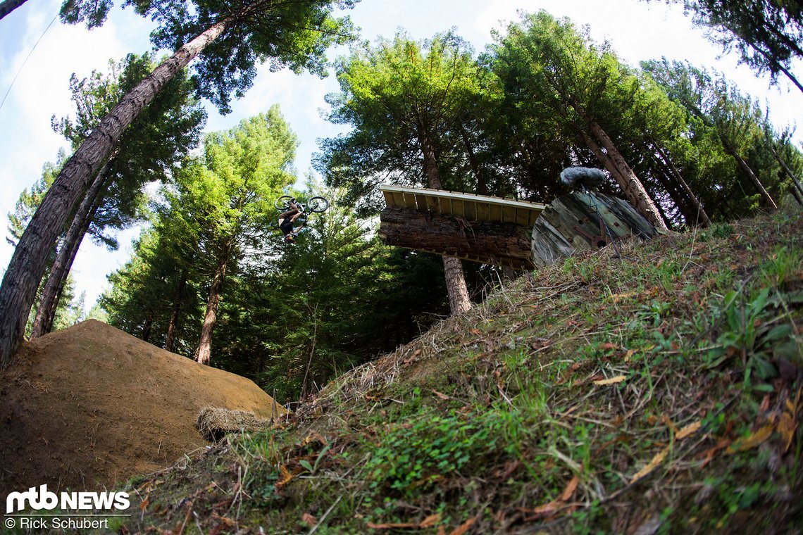 Brandon Semenuk im Training mit einem Backflip vom Boner Log