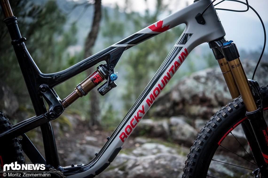 Das Rocky Mountain Altitude Carbon 90 kommt im schicken Kanada-Kleid daher