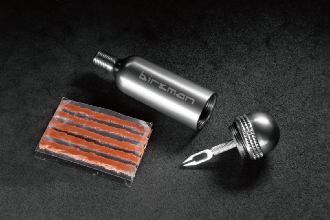 Das Tubeles Repair Kit sieht von außen aus wie eine CO2-Kartusche, beherbergt allerdings 10 Tubeless-Stopfen sowie die nötige Montage-Gabel.