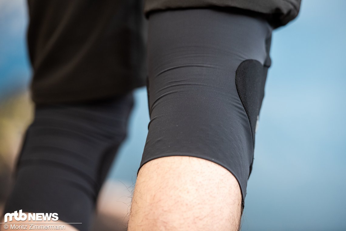 Wenn das flexible Material in der Kniekehle Falten wirft, kann nerviges Zwicken die Folge sein.