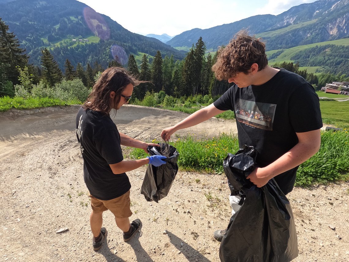 Clean the Trails: Wer Lust hat, sich in Sachen Umwelt nützlich zu machen und an der Verlosung einer Gravity Card teilzunehmen, hat gleich drei Termine zur Auswahl.