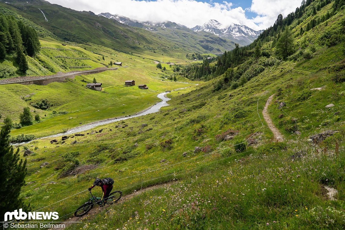 Die Passstraße führt auf den Flüelapass