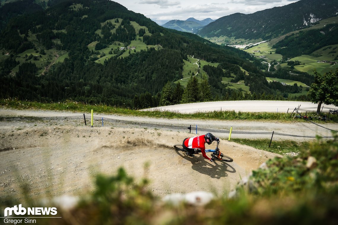 Schnell, perfekte Bodenbedingungen und die ein oder andere Bikepark-Kurve.