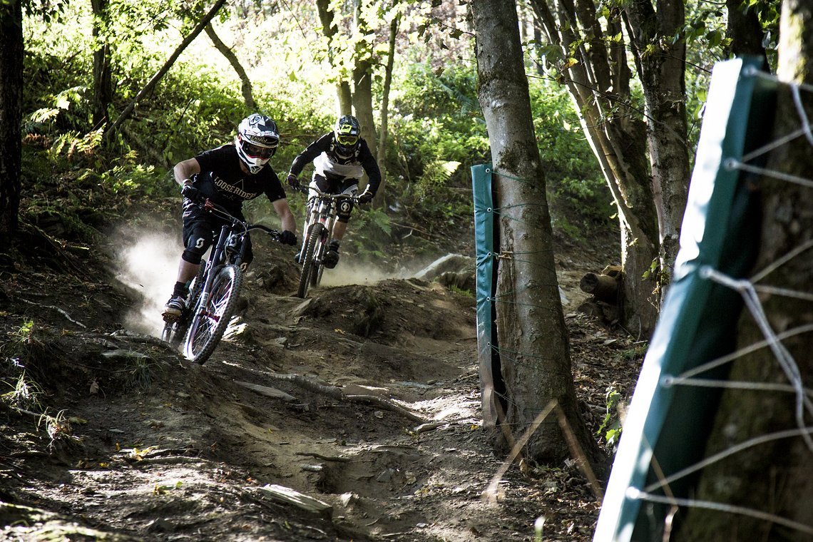 Nico zeigt die Linien auf der Downhillstrecke.