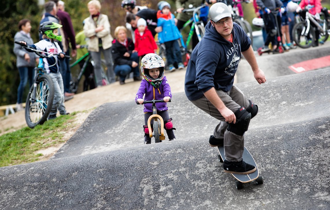 Aber auch Laufrad-Nachwuchs und Longboarder fanden ihren Platz auf dem neuen Pumptrack