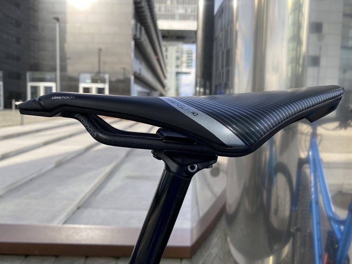 Platz genommen wird auf einem Prologo Dimension 143 Sattel, der mithilfe einer Bike Yoke Revive mit 160 mm Hub in der Höhe verstellt wird