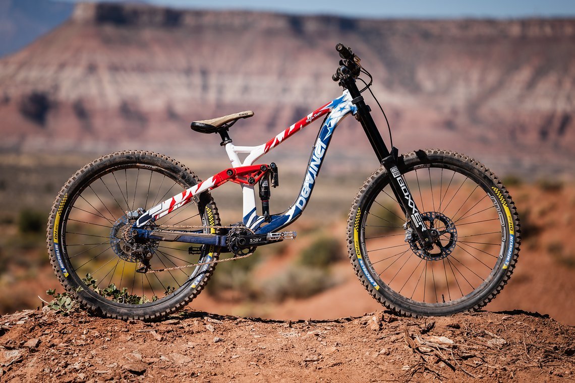 Mit dem Devinci Spartan ist Cam Zink in der staubigen Wüste vertreten.