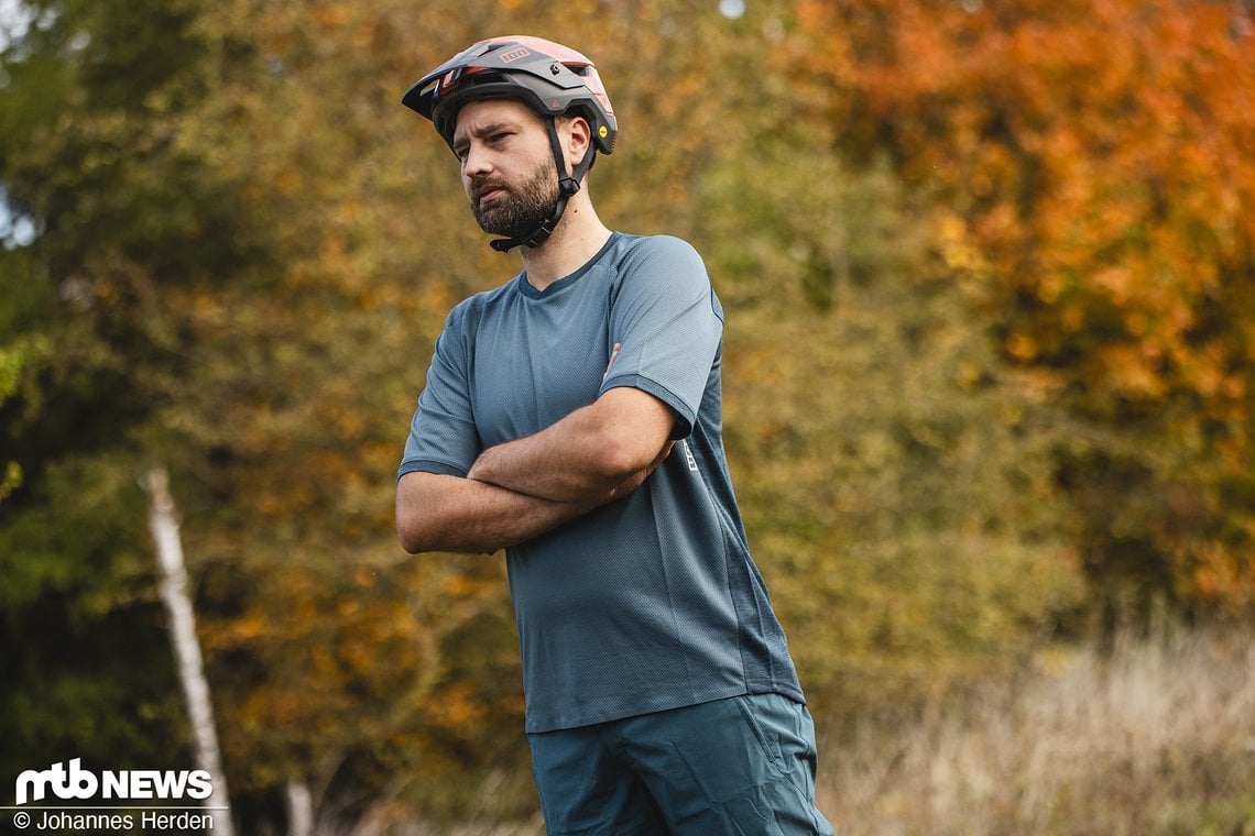 Für Sommer-Feeling in der güldenen Jahreszeit sorgt das Ion Tech Logo-Jersey in der Kurzarm-Version.