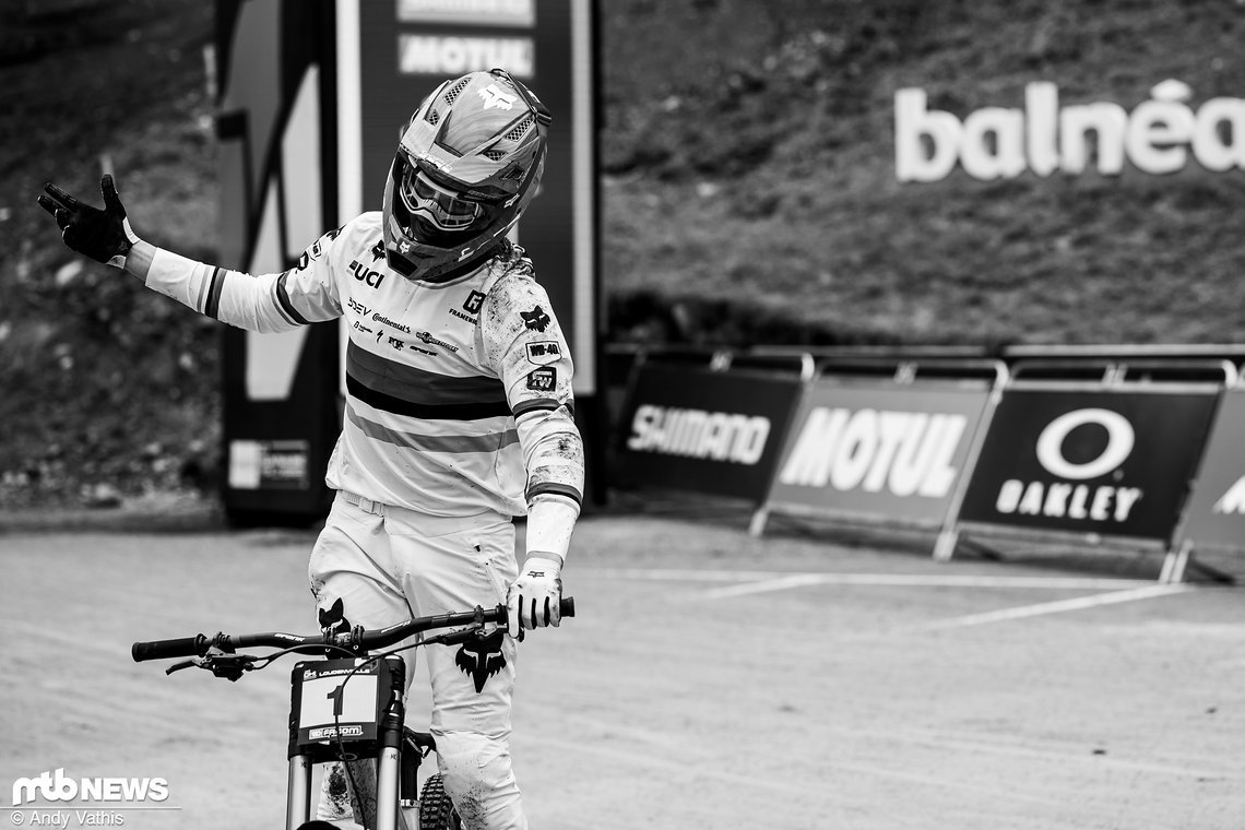 Auch der frischgebackene Junioren-Weltmeister Asa Vermette konnte sein schickes Regenbogen-Trikot leider nicht unbefleckt halten und kam nach einem Sturz abgeschlagen ins Ziel.