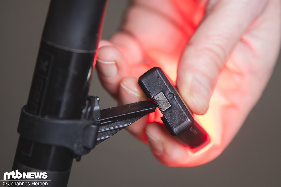 Möglich macht das ein kleiner praktischer Magnet, der das Licht fixiert.