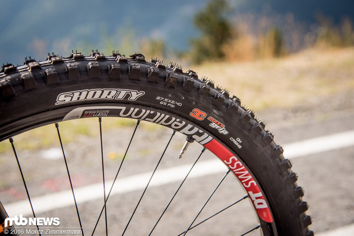 In Andorra hat Danny auf 2,4" breite Maxxis Shorty-Reifen vorne und hinten gesetzt. Die massiven Stollen graben sich förmlich in den Untergrund.