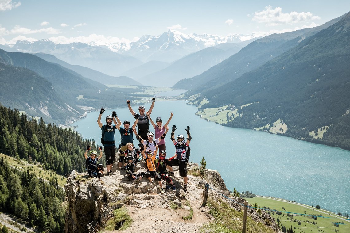 Pflichttermin vor der Abfahrt über den Bunker Trail: Aussichtsfoto vor Reschensee und Ortler