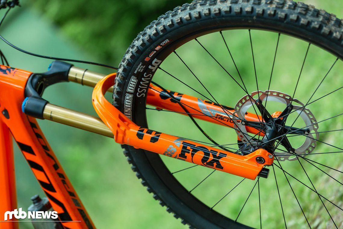 Für Grip sorgt eine Kombination aus Maxxis Minion DHF und Maxxis Minion DHR II mit EXO+ Karkasse, die auf DT Swiss XM 1700 Spline Laufrädern aufgezogen sind
