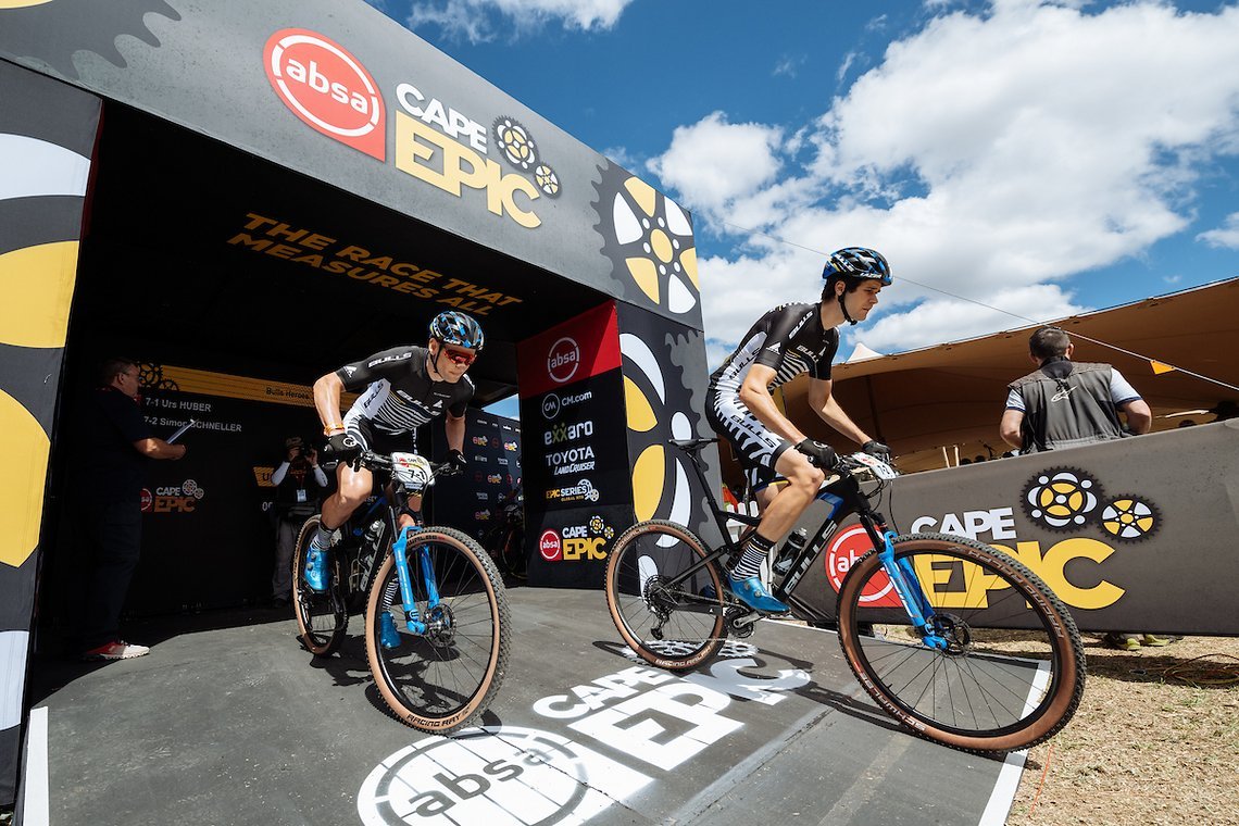 Simon Schneller (vorne) und Urs Huber (hinten) vom Team Bulls starteten mit einem soliden Prolog ins Cape Epic 2023: Rang zwölf für sie mit einem Rückstand von 3:20 Minuten.
